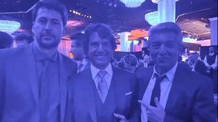 El director de Argentina 1985 Santiago Mitre, Tom Cruise y Ricardo Darín, en el almuerzo de los nominados a los premios Oscar.&nbsp;