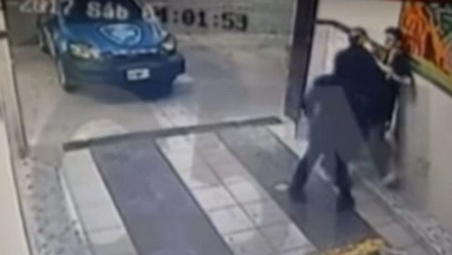 Video: pidió que corrieran el patrullero y los policías lo agarraron del cuello