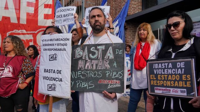 Los docentes nucleados en Amsafé Rosario realizaron una ruidosa protesta frente a la se del Ministerio de Educación en reclamos de soluciones de fondo para el tema de la violencia contra las escuelas.&nbsp;