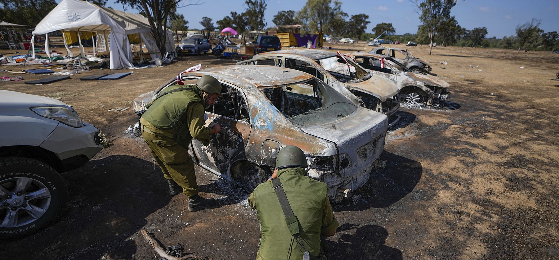 Soldados israelíes inspeccionan el viernes el lugar de un festival de música cerca de la frontera con la Franja de Gaza, en el sur de Israel. 13 de octubre de 2023. Al menos 260 asistentes israelíes al festival murieron durante el ataque perpetrado por hombres armados de Hamas el sábado pasado. (Foto AP/Ariel Schalit) Soldados israelíes inspeccionan el viernes el lugar de un festival de música cerca de la frontera con la Franja de Gaza, en el sur de Israel. 13 de octubre de 2023. Al menos 260 asistentes israelíes al festival murieron durante el ataque perpetrado por hombres armados de Hamas el sábado pasado. (Foto AP/Ariel Schalit)