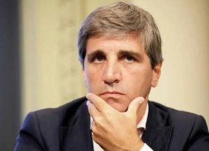 Luis Caputo negó que el Gobierno avance a una devaluación