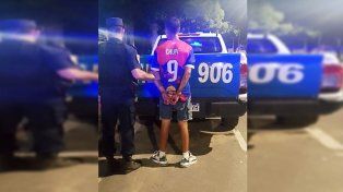 Una mujer denuncio que dos sujetos que se trasladaban en moto le sacaron la mochila a punta de pistola en calle Rawson, Paraná. Lo detuvieron en Villa 351