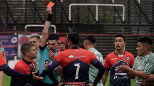 El árbitro Maximiliano López expulsa a Guido Di Vanni, en el inicio en el Gabino Sosa. Pese a eso Central Córdoba estuvo más cerca de vencer a Ituzaingó.