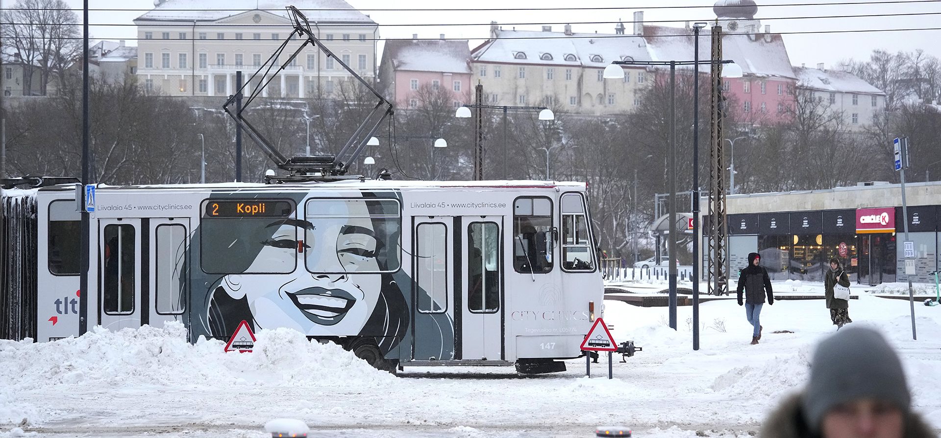 Un tranvía circula por la nevada Tallin, Estonia, el martes 28 de noviembre de 2023. (Foto AP/Pavel Golovkin) Un tranvía circula por la nevada Tallin, Estonia, el martes 28 de noviembre de 2023. (Foto AP/Pavel Golovkin)