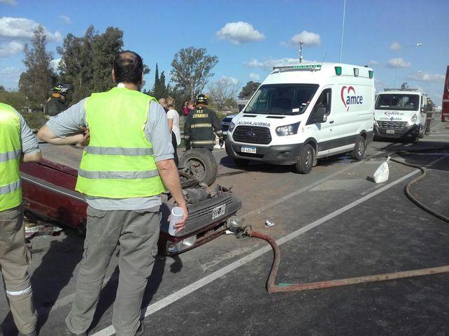 Volcado. Así quedó el vehículo que protagonizó el accidente en la autopista Rosario-Santa Fe.&nbsp;