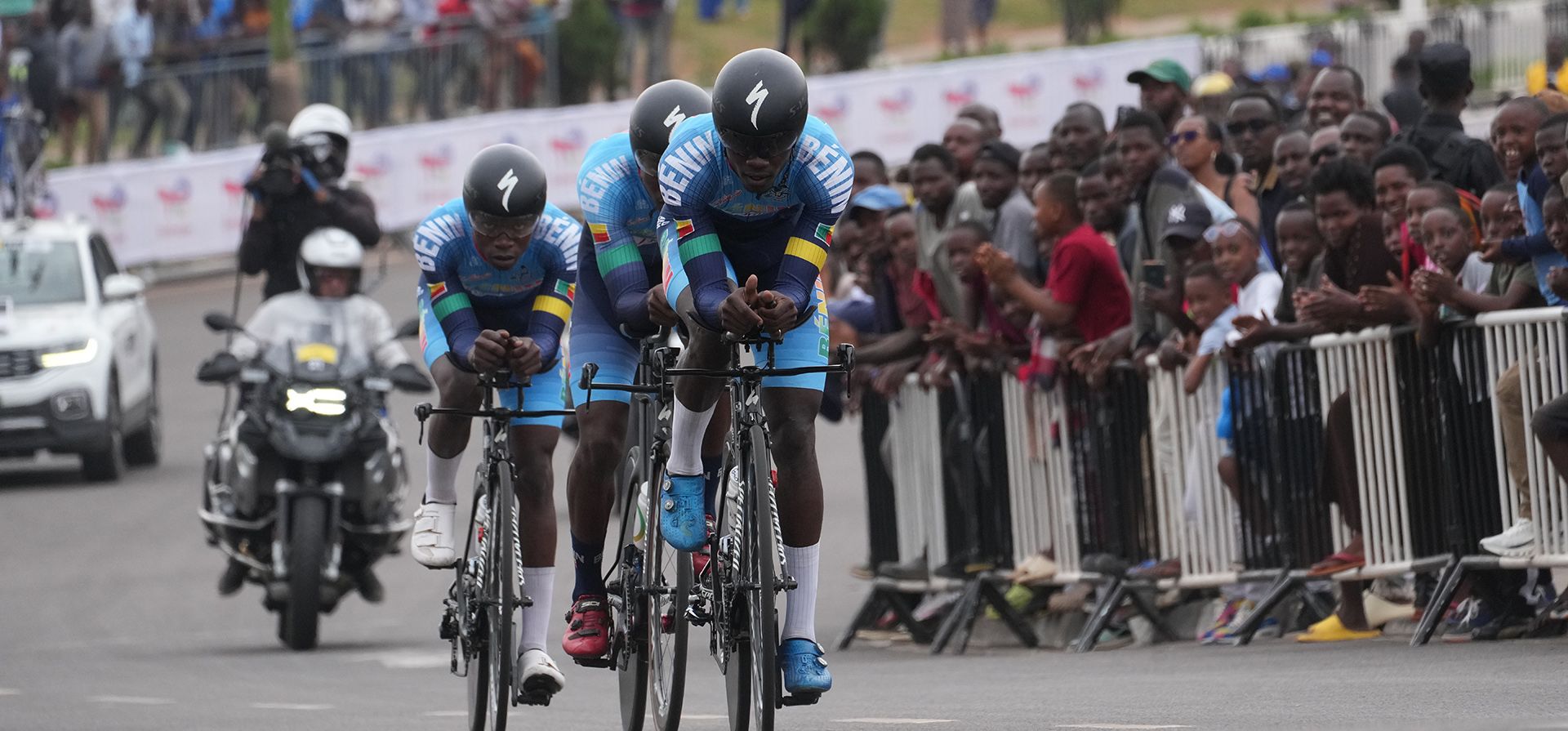 Ciclistas de Benín pasan junto a los espectadores durante la prueba de relevos mixtos contrarreloj por equipos, en el Campeonato Mundial de Ciclismo de Ruta en Kigali, Ruanda, el miércoles 24 de septiembre de 2025. (Foto AP/Jerome Delay) Ciclistas de Benín pasan junto a los espectadores durante la prueba de relevos mixtos contrarreloj por equipos, en el Campeonato Mundial de Ciclismo de Ruta en Kigali, Ruanda, el miércoles 24 de septiembre de 2025. (Foto AP/Jerome Delay)
