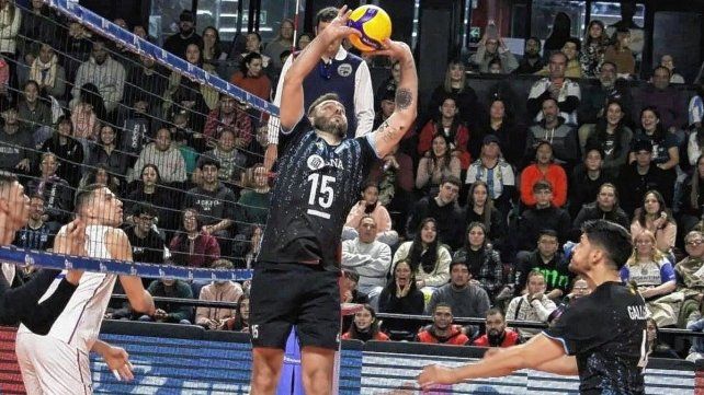 El santafesino Luciano De Cecco en plena acción en el segundo partido jugado ante Serbia en Rosario.