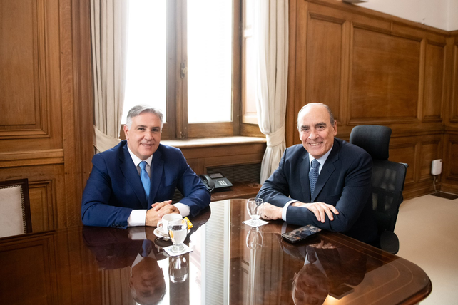 El cordobés Llaryora y Francos durante el cónclave realizado en la Jefatura de Gabinete nacional.