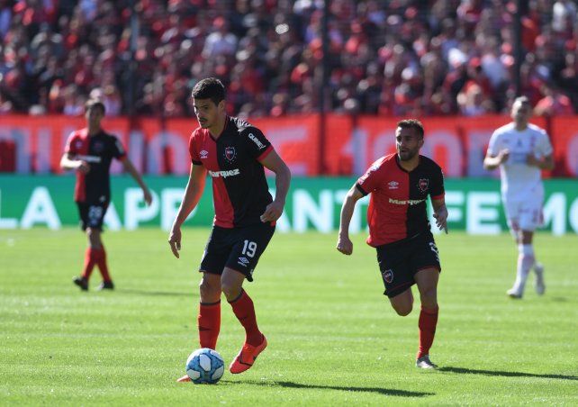 Rodrigo Salinas acompaña a Maxi Rodríguez y Lucas Albertengo en la delantera rojinegra.