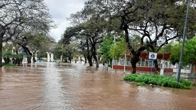 La costanera está cubierta de agua en su totalidad desde hace más de una semana.
