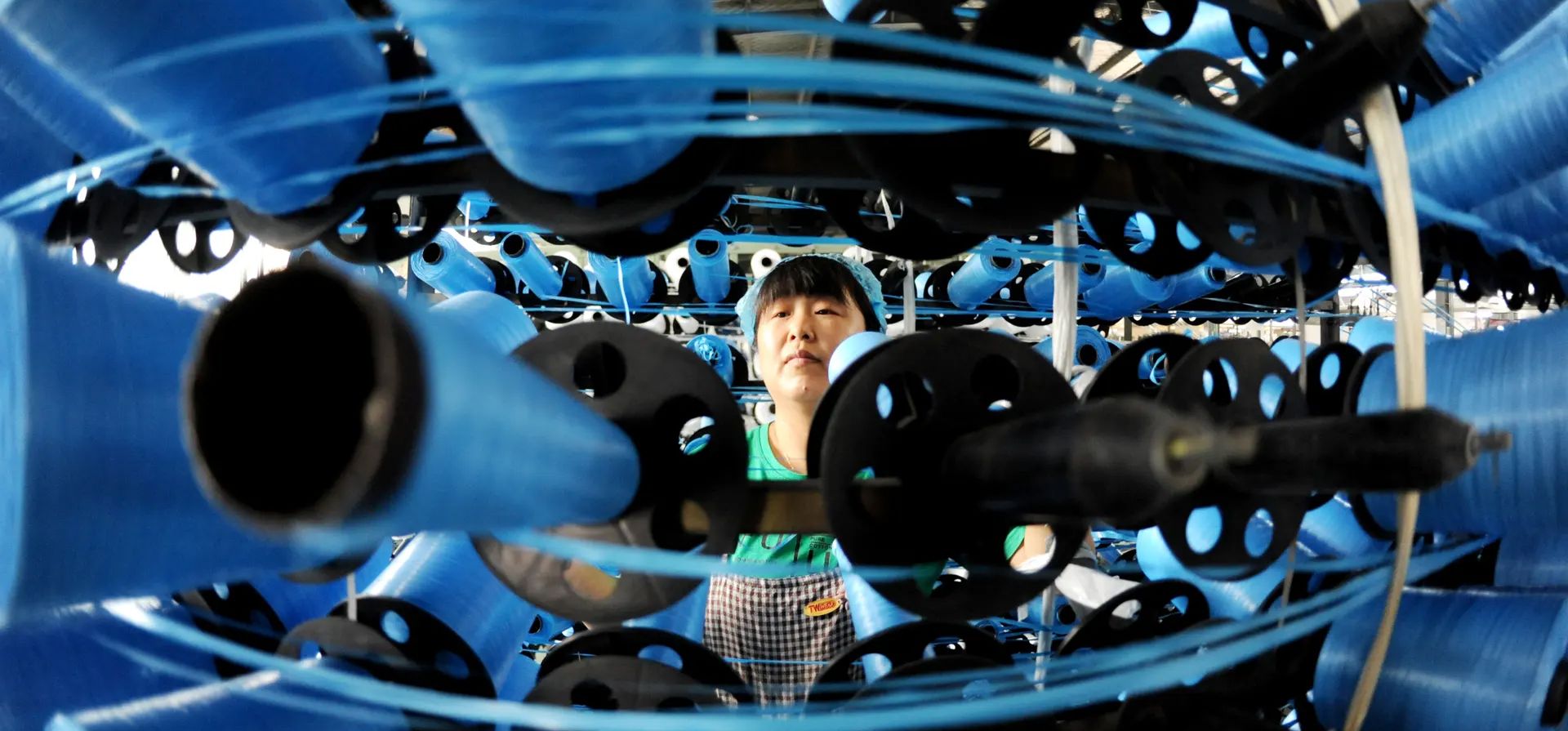 Lianyungang, China. Un trabajador en una línea de producción en una empresa de envasado. Fotografía: Costfoto/NurPhoto/Shutterstock Lianyungang, China. Un trabajador en una línea de producción en una empresa de envasado. Fotografía: Costfoto/NurPhoto/Shutterstock