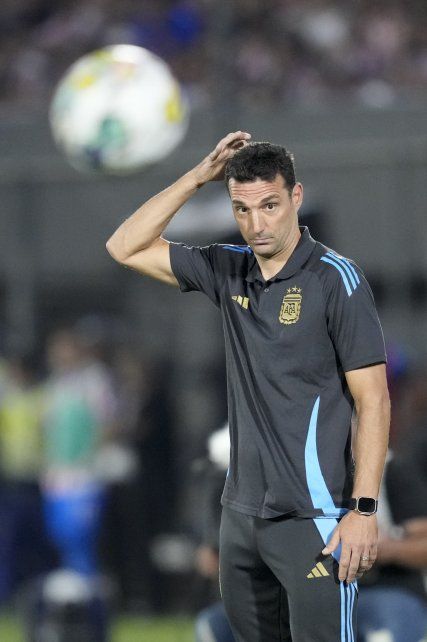 El DT argentino Lionel Scaloni deberá meter mano de manera obligada en el once titular.&nbsp;