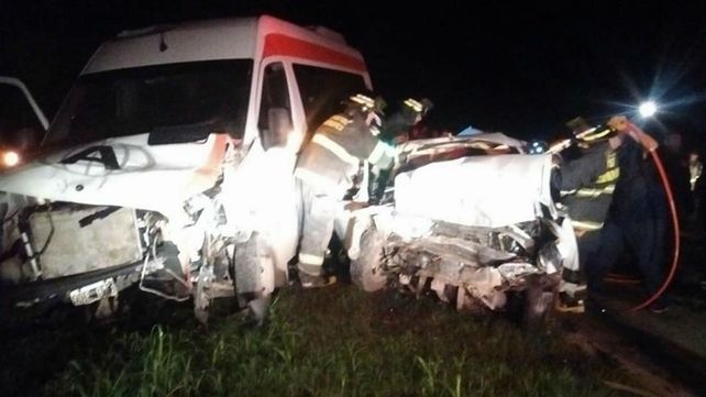 Bomberos voluntarios de San Lorenzo y PUerto San Martín trabajan en el lugar del accidente.&nbsp;