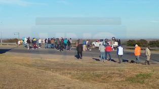 Pescadores protestan en el puente Victoria - Rosario por mayor cupo&nbsp;