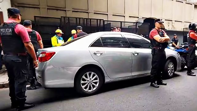 Diplomáticos rusos se negaron a hacer un test de alcoholemia. Los agentes escoltaron el auto a la embajada de Rusia y le hicieron la multa. Diputada denuncia