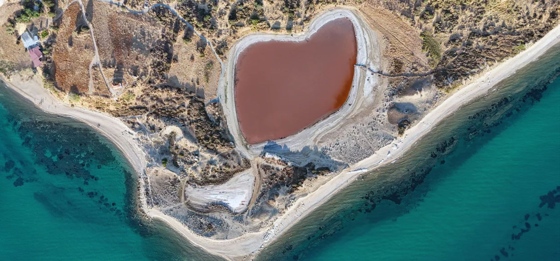 Kalpli Göl (lago en forma de corazón) situado cerca del pueblo de Dalyan. El fitoplancton Dunaliella salina le da al lago su color rosado único, Çanakkale, Turquía. Fotografía: Anadolu/Getty Images Kalpli Göl (lago en forma de corazón) situado cerca del pueblo de Dalyan. El fitoplancton Dunaliella salina le da al lago su color rosado único, Çanakkale, Turquía. Fotografía: Anadolu/Getty Images