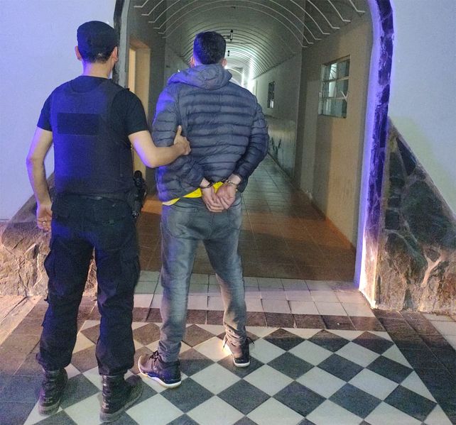 El detenido, que sería del entorno familiar de la víctima, fue detenido por efectivos de la policía.