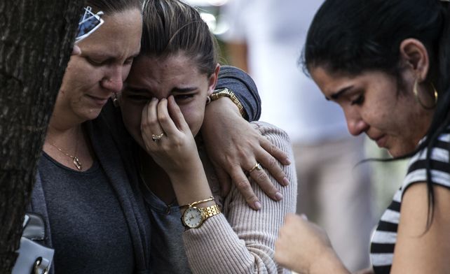 Dolor. Los familiares debían esperar en la puerta de la morgue.&nbsp;