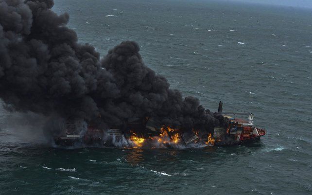 El buque portacontenedores MV X-Press Pearl envuelto en llamas frente al puerto de Colombo, Sri Lanka. La explosión del barco anclado frente a la capital, provocó la evacuación de todos los miembros de la tripulación.