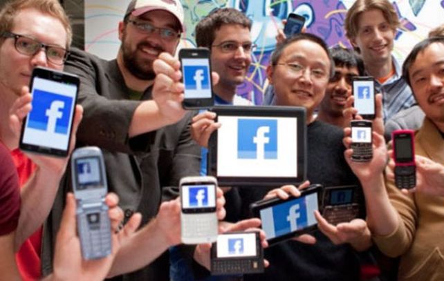 La foto de los fans ilustra a la vez sobre un nuevo fenómeno que se da en la red social: más de la mitad de sus seguidores acceden cotidianamente a través de los teléfonos móviles.
