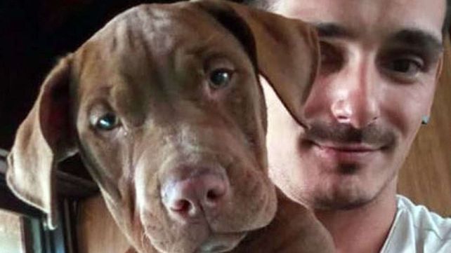 Recuperada. La perra Dulce junto a su dueño después de que sea devuelta por el ladrón.&nbsp;