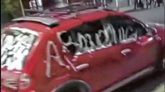 Concepción del Uruguay: mujer involucrada en acto de vandalismo a un vehículo.