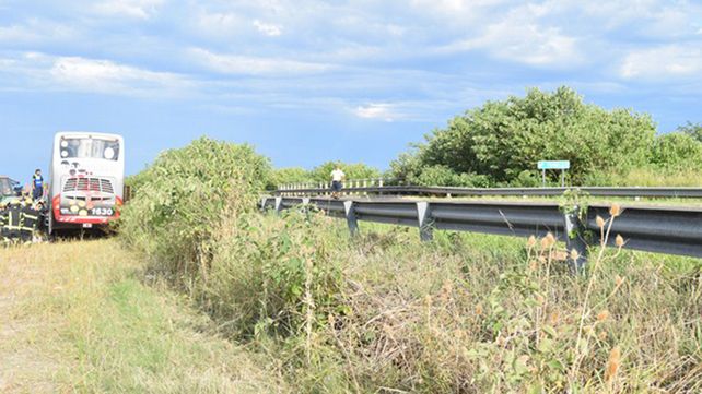 Fuertes imágenes del colectivo que se incrustó en un puente en construcción sobre la ruta 18