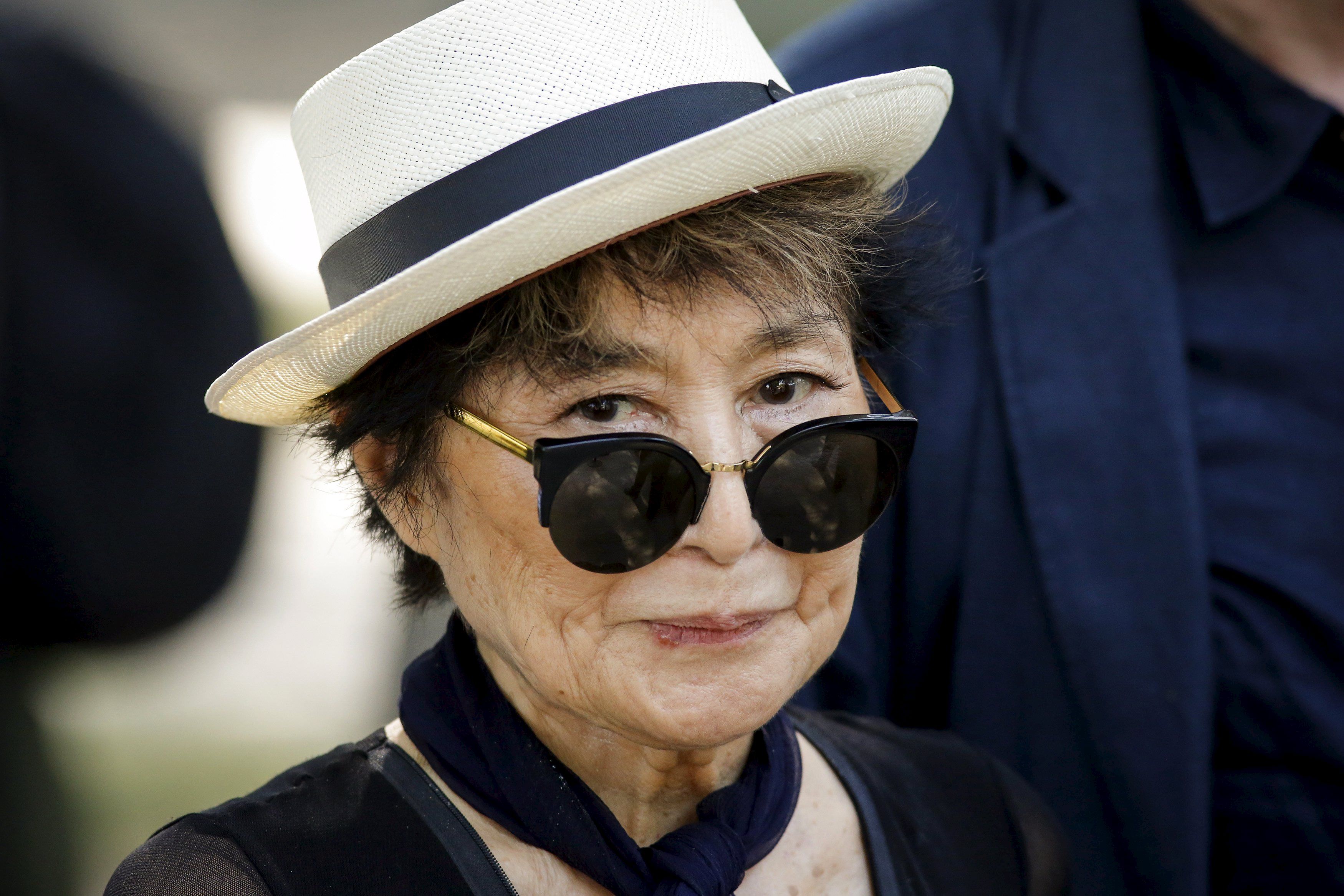 Yoko Ono, la viuda de John Lennon, fue internada de urgencia en Nueva York