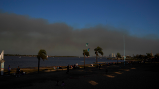 El humo por los incendios en las islas hizo irrespirable el aire en Rosario y las ciudades vecinas.&nbsp;