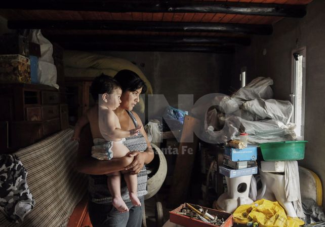 Los damnificados resisten y resguardan sus pertenencias de las aguas del río./ Juan M. Baialardo.