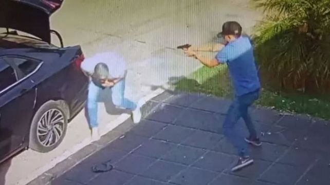 Sicario en acción. El apodado Calamar termina con la vida del chofer Mauricio Cordara. Está prófugo. Tiene 18 años.