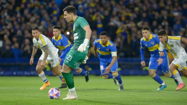 Central tuvo la chance de ponerse en ventaja en La Bombonera, pero Servio falló en el penal.