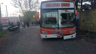 El ómnibus sufrió daños en la parte delantera como consecuencia del choque.