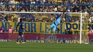 Broun se estira para sacar la pelota en Gigante. El arquero quiere seguir. Tevez debe definir qué hará con Fatu.