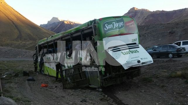 Tragedia en Mendoza: al menos 19 personas murieron al desbarrancar un micro