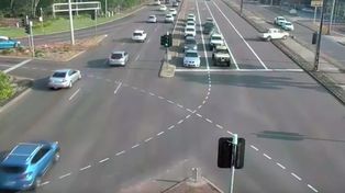 Video: una camioneta fuera de control cruzó los ocho carriles de una autopista