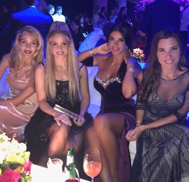 Lookeadas. Shakira posa dentro de la fiesta con las parejas de Puyol