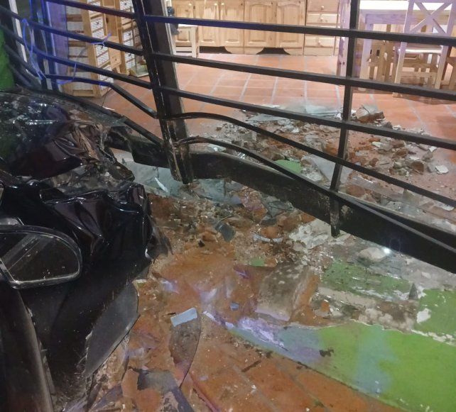Tres heridos al incrustarse un auto contra una mueblería en Empalme Graneros