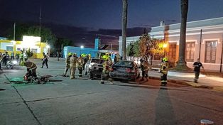 Simulacro: rescate de personas en choque e incendio de autos