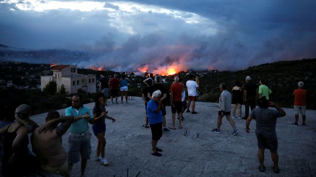 El mayor incendio de la década en Grecia deja numerosos muertos, casas y vehículos destruidos