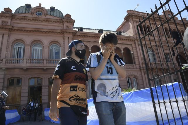 Miles de personas despiden a Diego Maradona en la Casa Rosada