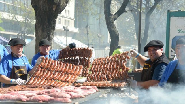 Los maestros parrilleros compiten por el título de mejor asador de la Argentina frente al Obelisco