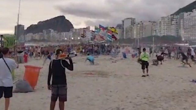Hinchas de Fluminense atacaron a los de Boca en Copacabana