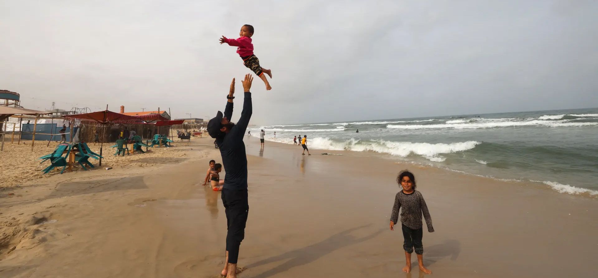 Palestinos desplazados se refrescan en la playa para escapar del calor abrasador del campo de refugiados, Rafah, Gaza. Fotografía: Mohammed Abed/AFP/Getty Images Palestinos desplazados se refrescan en la playa para escapar del calor abrasador del campo de refugiados, Rafah, Gaza. Fotografía: Mohammed Abed/AFP/Getty Images