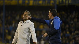 El DT Russo y su ayudante Ubeda vivieron a pleno las acciones del empate.