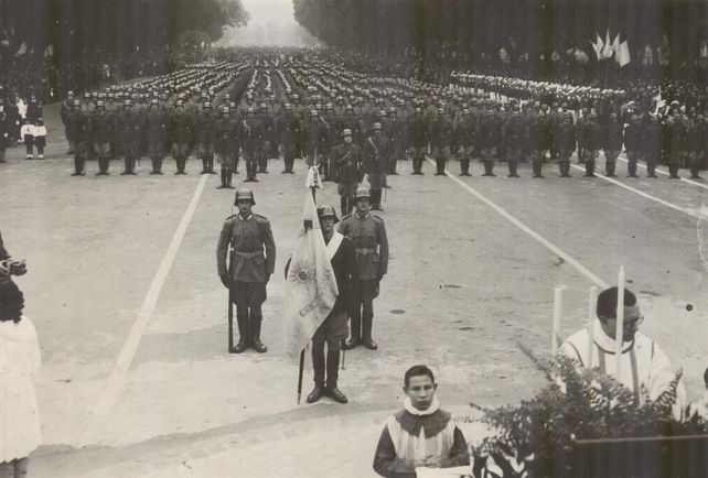 Desfile militar por el Día de la Bandera sobre bulevar Oroño. 
