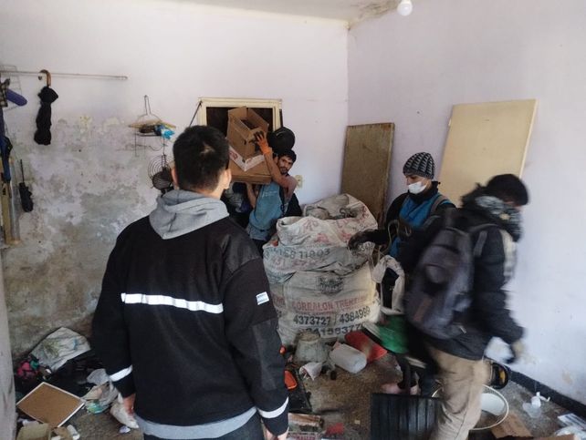 Intervinieron la casa de un acumulador y ya sacaron 10 camiones de basura