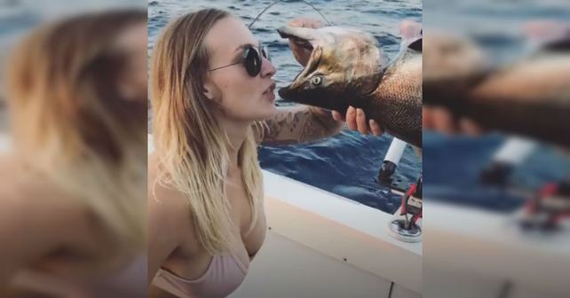 El nuevo desafío viral: beber cerveza de la boca de un pescado