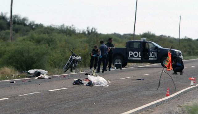 Se acostaron a dormir a la vera de la ruta, los atropelló un auto y murieron