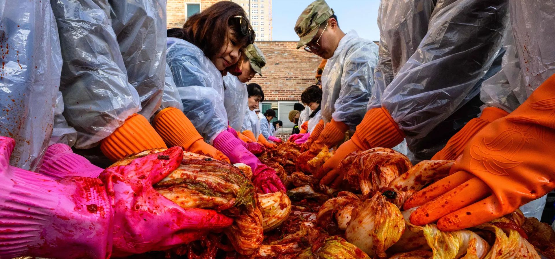 Soldados de las fuerzas armadas de Estados Unidos y Corea del Sur se unen a los residentes en un evento de elaboración de kimchi en el que se distribuyeron 250 cajas a los hogares en dificultades, Dongducheon, Corea del Sur. Fotografía: Anthony Wallace/AFP/Getty Images Soldados de las fuerzas armadas de Estados Unidos y Corea del Sur se unen a los residentes en un evento de elaboración de kimchi en el que se distribuyeron 250 cajas a los hogares en dificultades, Dongducheon, Corea del Sur. Fotografía: Anthony Wallace/AFP/Getty Images